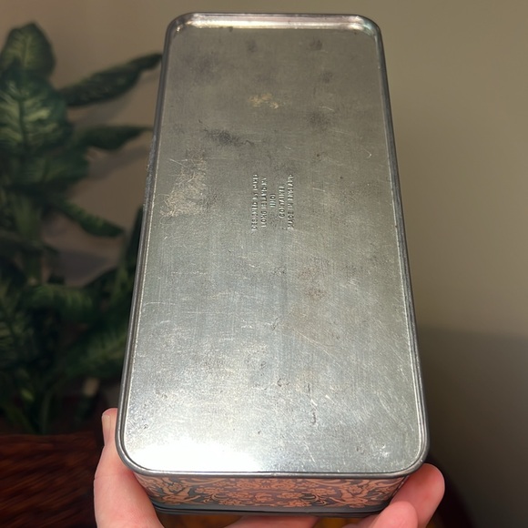 Daher made in England blue white courting couple decorative embossed storage tin - Picture 5 of 7